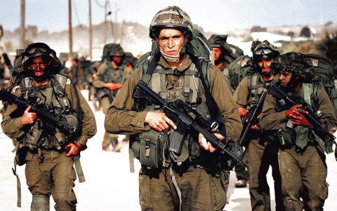 Reservistas.Un grupo de soldados entra en Gaza. Otros se negaron a hacerlo. Foto AFP